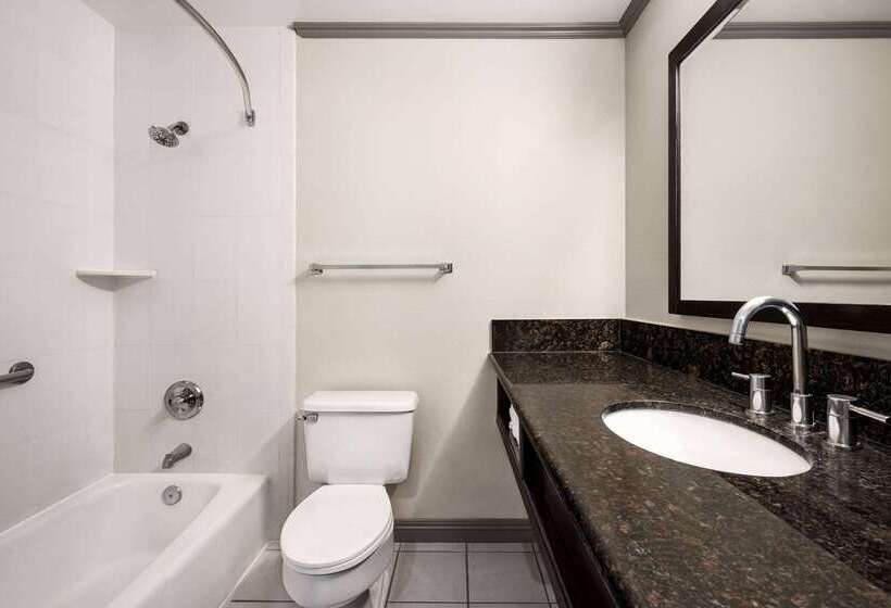 בית מלון כפרי Baymont By Wyndham Monterey Park