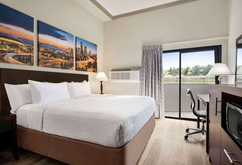 בית מלון כפרי Baymont By Wyndham Monterey Park