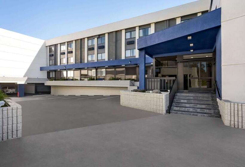 בית מלון כפרי Baymont By Wyndham Monterey Park