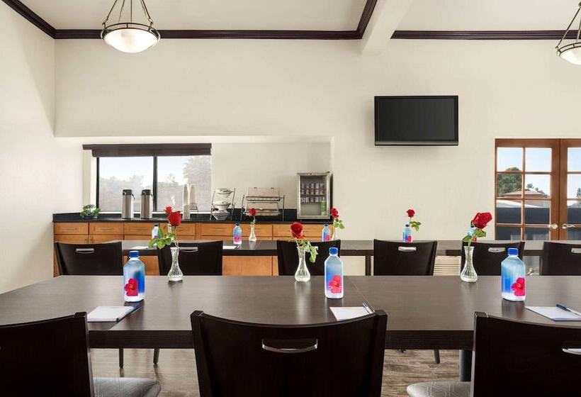 בית מלון כפרי Baymont By Wyndham Monterey Park
