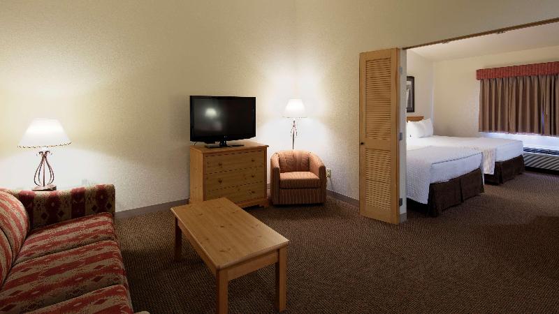 هتل Best Western Golden Spike Inn & Suites