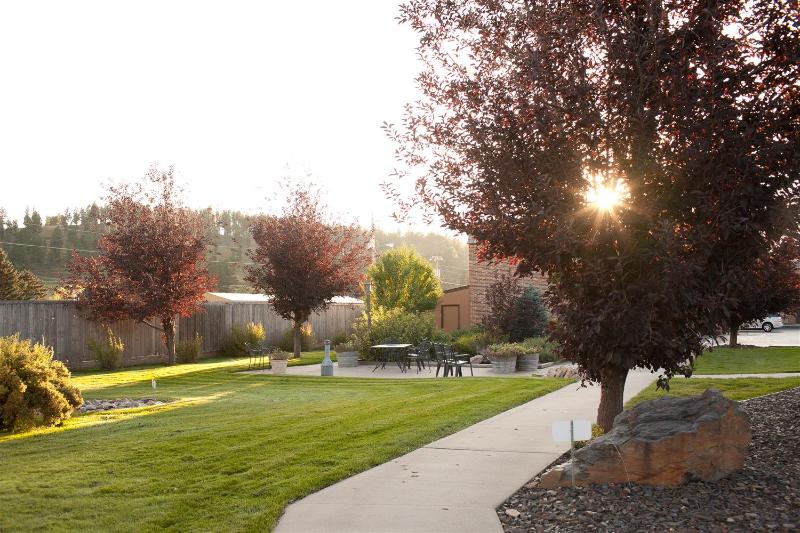 هتل Best Western Golden Spike Inn & Suites