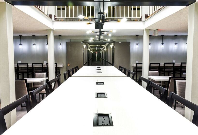 בית מלון כפרי Best Western Mccarran Inn