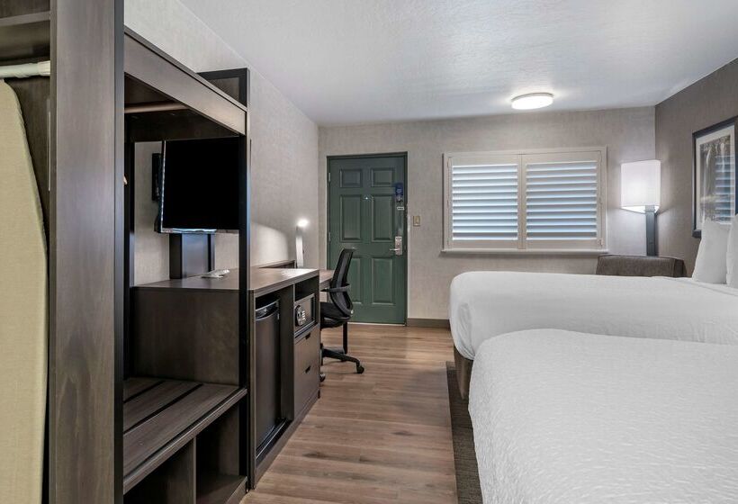 בית מלון כפרי Best Western Plus Hilltop Inn