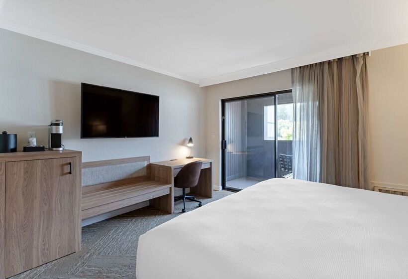 هتل Best Western Plus Inn At The Vines