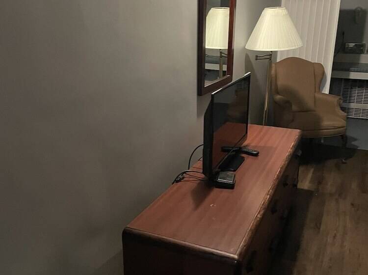 فندق Budget Host Three Crowns Motor Lodge
