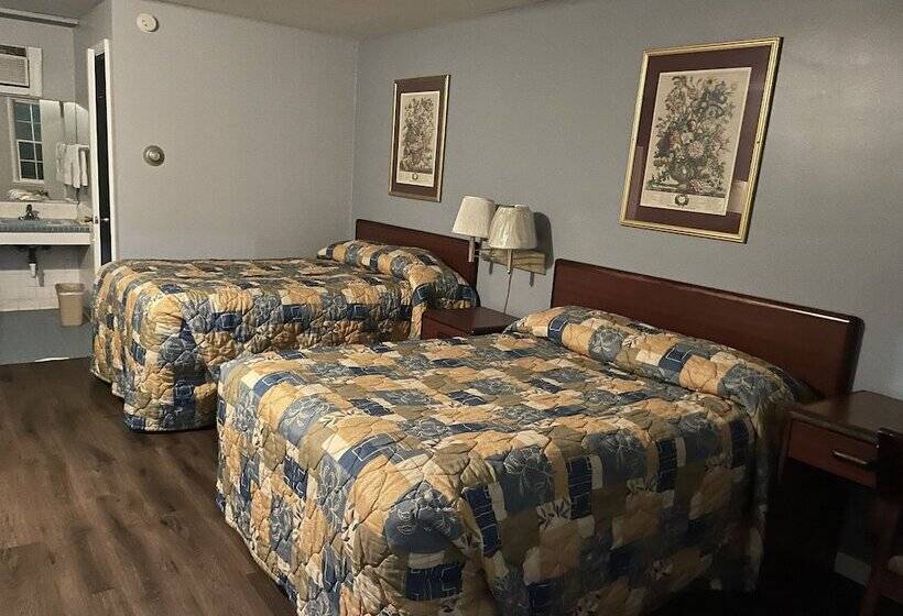 فندق Budget Host Three Crowns Motor Lodge
