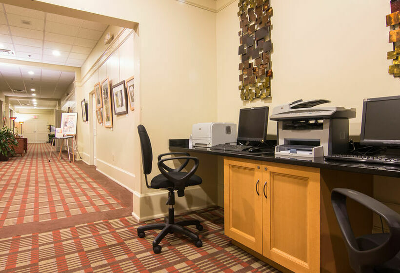 هتل Cavalier Inn At The University