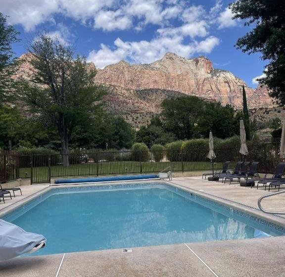 فندق Driftwood Lodge