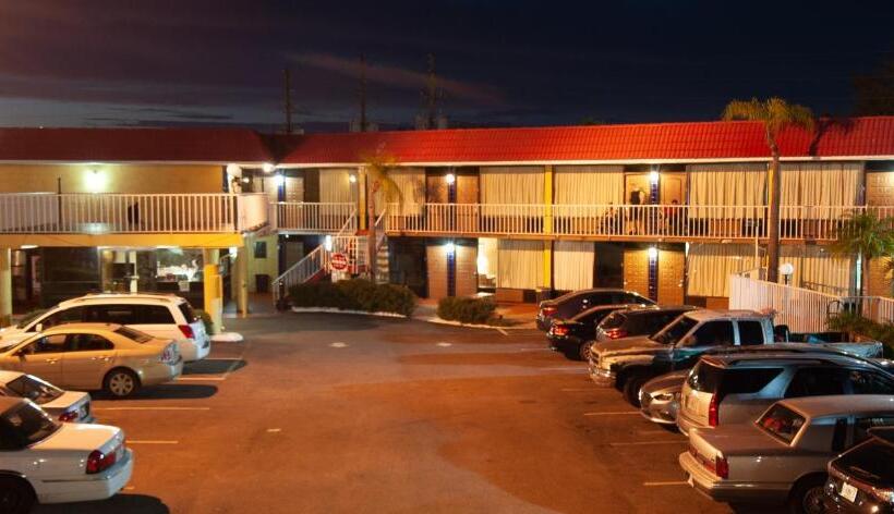 בית מלון כפרי Express Inn & Suites   5 Miles From St Petersburg Clearwater Airport
