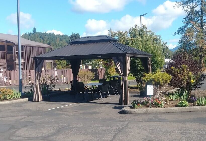 호텔 Oakridge Inn & Suites