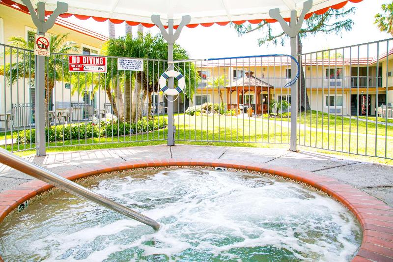 هتل Quality Inn & Suites Thousand Oaks   Us101
