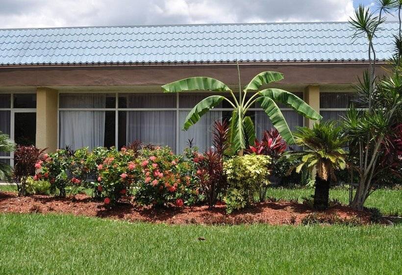 فندق Ramada By Wyndham Cocoa