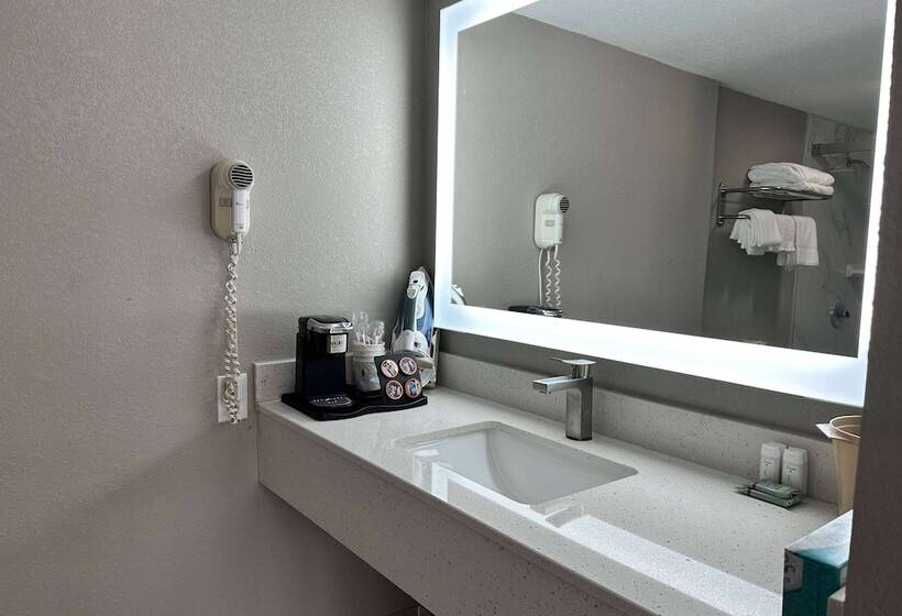 فندق Ramada By Wyndham Cocoa