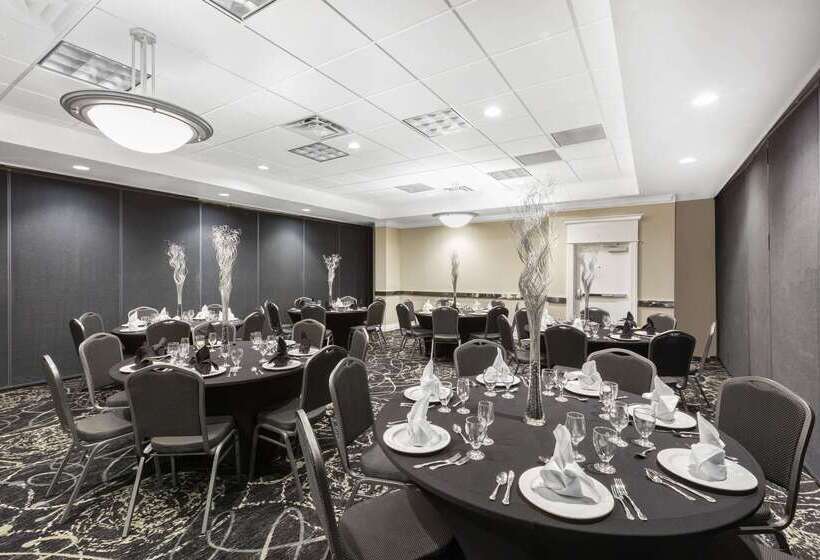 هتل Clarion Inn Des Moines Airport