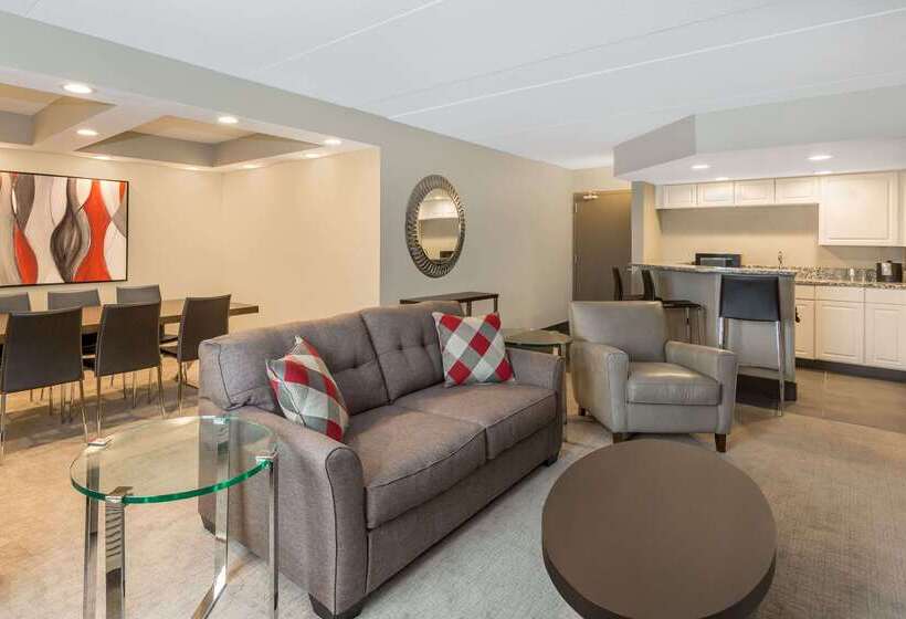 هتل Clarion Inn Des Moines Airport