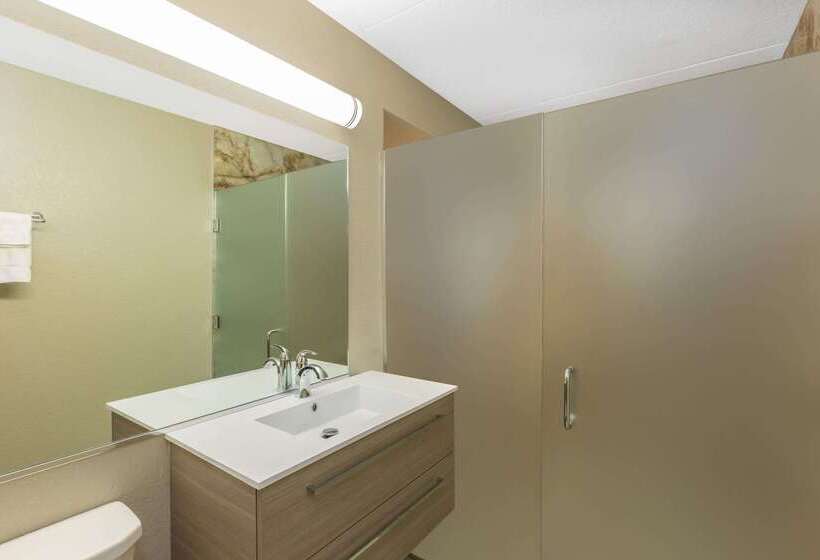 هتل Clarion Inn Des Moines Airport