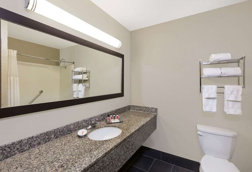 هتل Clarion Inn Des Moines Airport