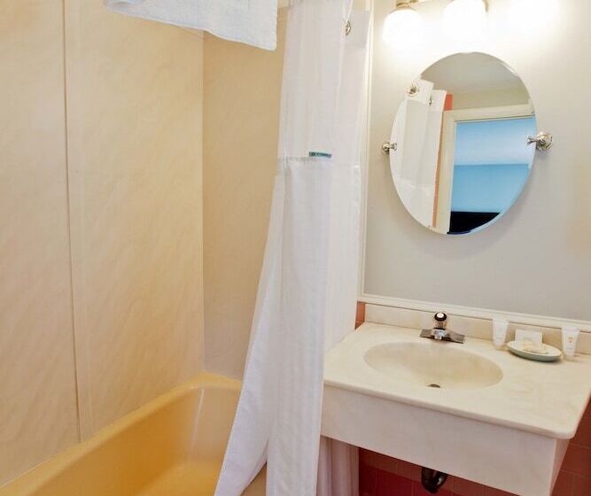 هتل The Seaglass Inn & Spa