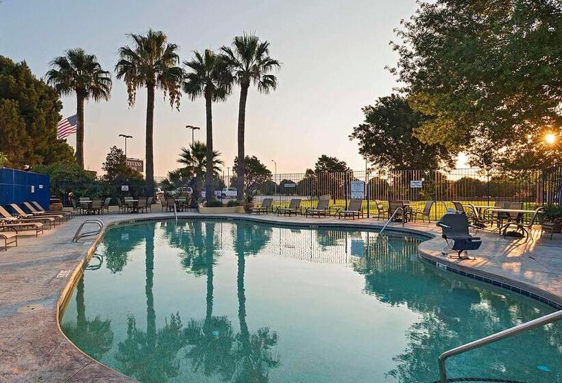 هتل Stevens Inn A Howard Johnson By Wyndham