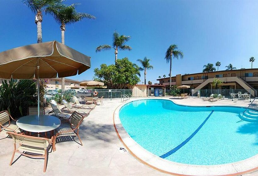 هتل Super 8 Oceanside Marty's Valley Inn