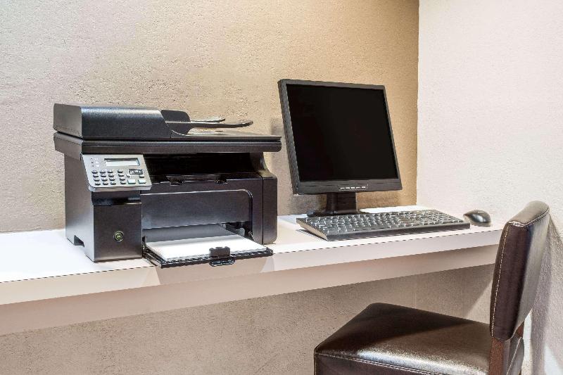 هتل Travelodge By Wyndham Deltona