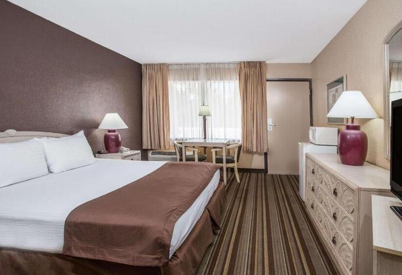 هتل Travelodge By Wyndham Deltona