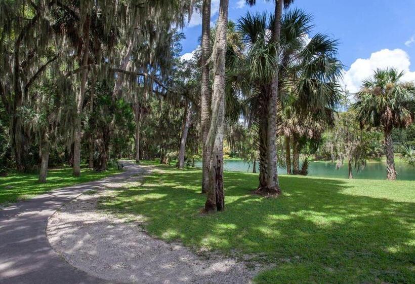 هتل Travelodge By Wyndham Deltona