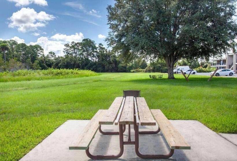 هتل Travelodge By Wyndham Deltona