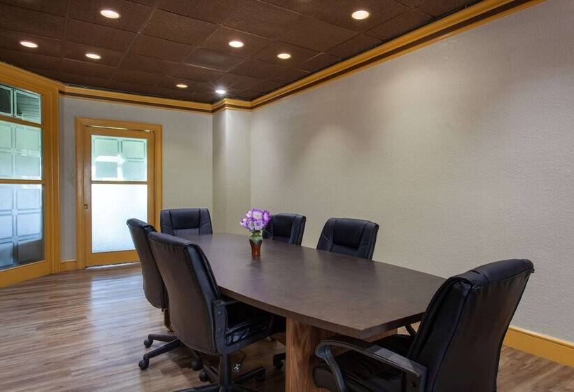 هتل Travelodge By Wyndham Deltona