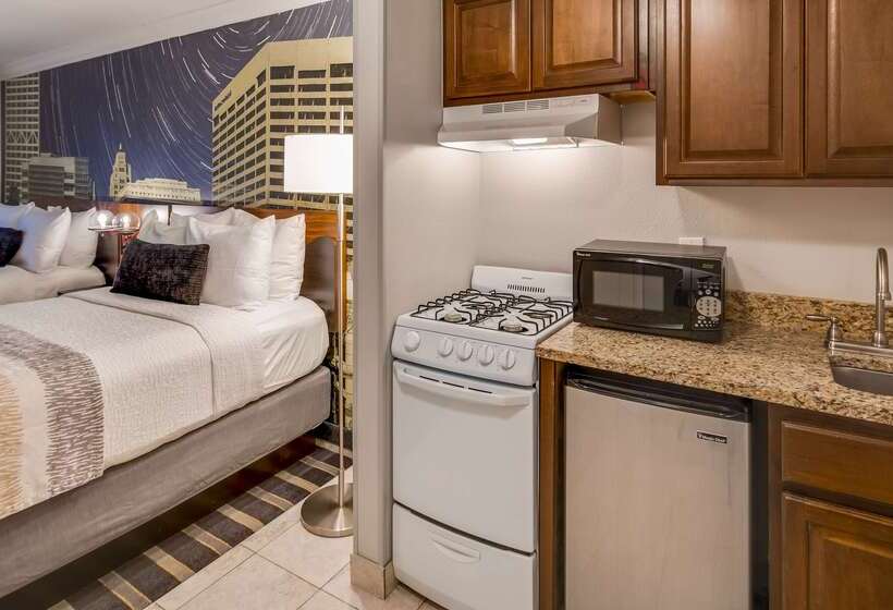 هتل Best Western Plus Milwaukee West