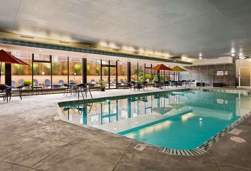 هتل Best Western Plus Milwaukee West