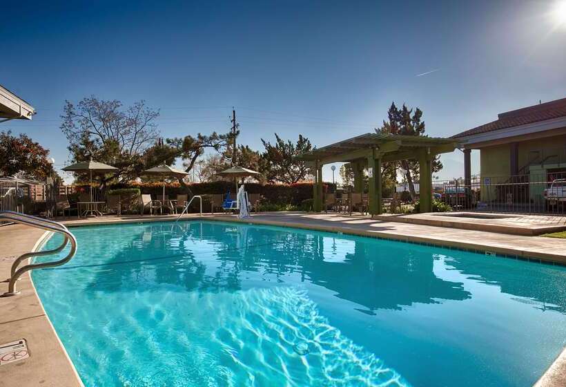 هتل Best Western Village Inn