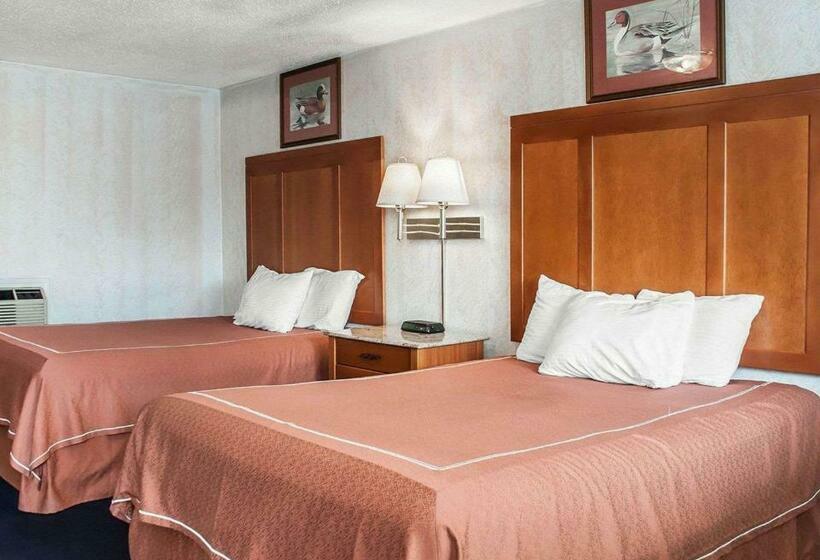 هتل Castle Inn & Suites Niagara Falls