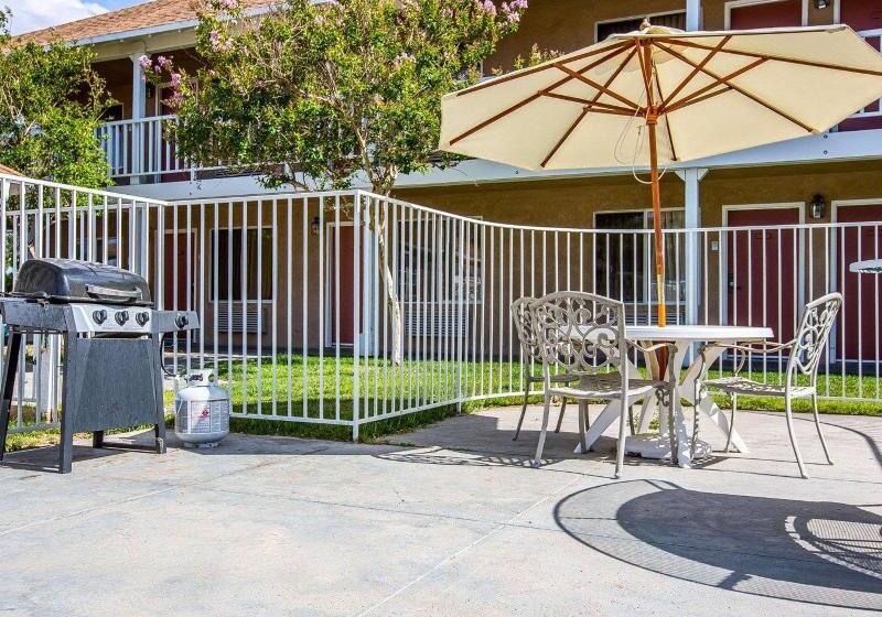 호텔 Clarion Inn Near China Lake Naval Station