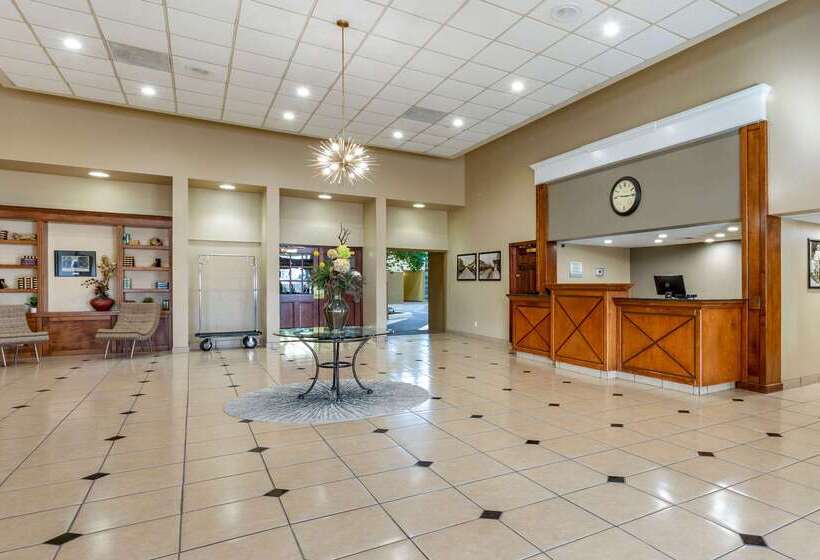 هتل Clarion Inn & Suites