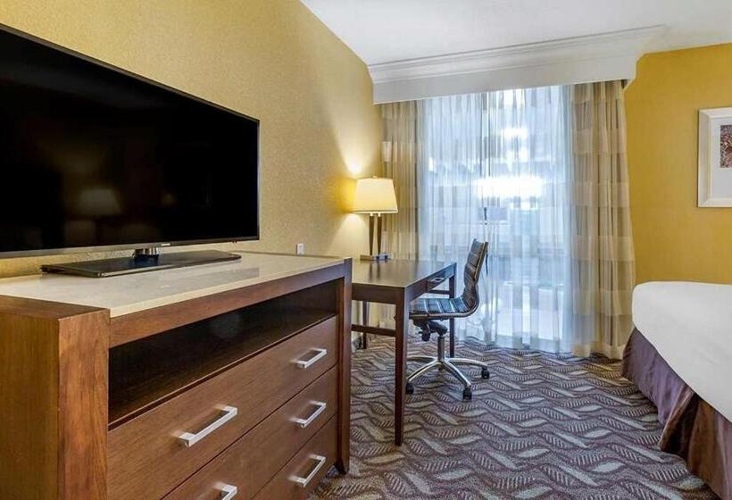 هتل Clarion Inn & Suites