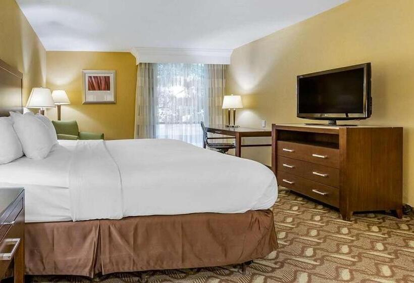 هتل Clarion Inn & Suites