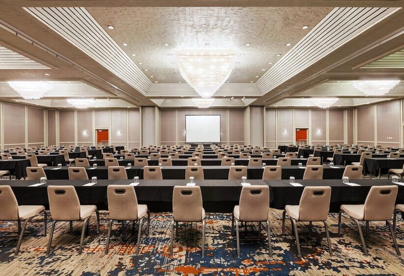 هتل Crowne Plaza Columbus North   Worthington, An Ihg