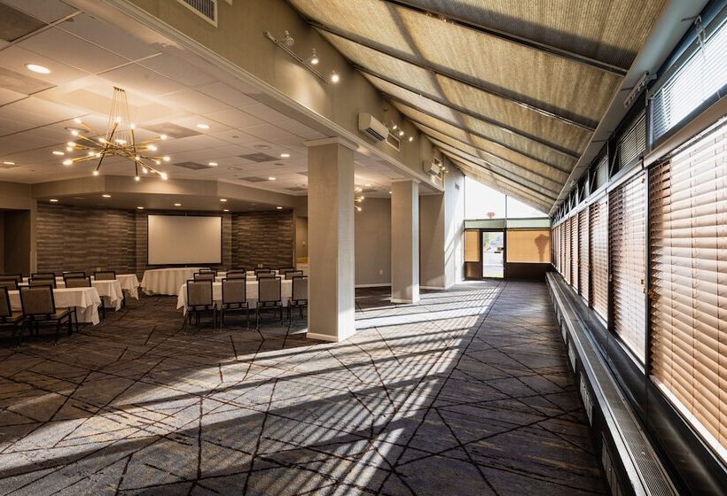 فندق Crowne Plaza Edison, An Ihg