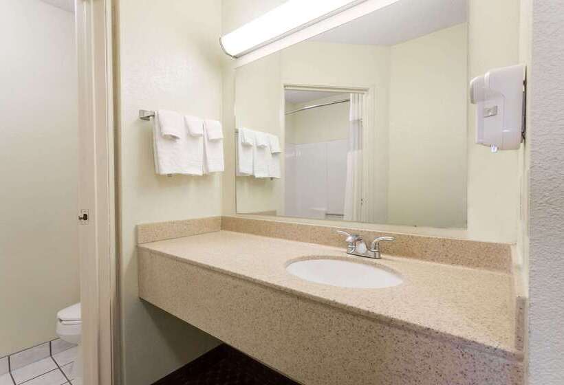 בית מלון כפרי Days Inn & Suites By Wyndham Bloomington/normal Il