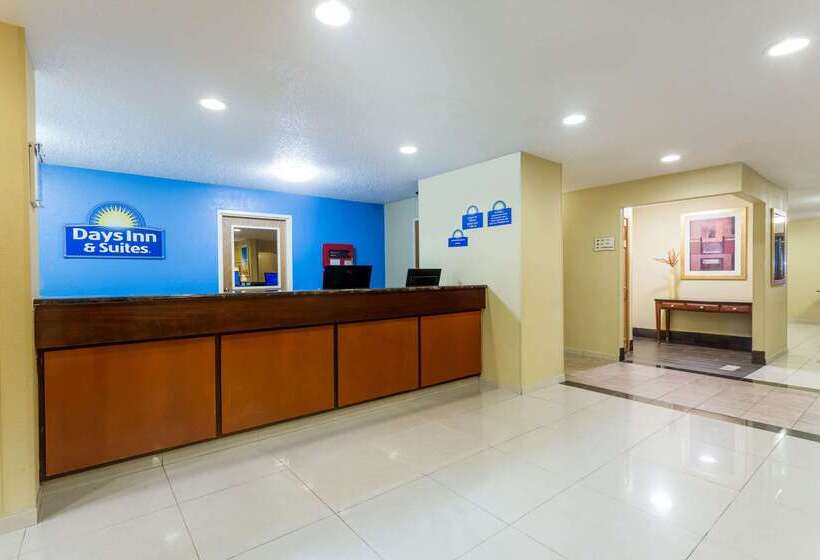 בית מלון כפרי Days Inn & Suites By Wyndham Bloomington/normal Il