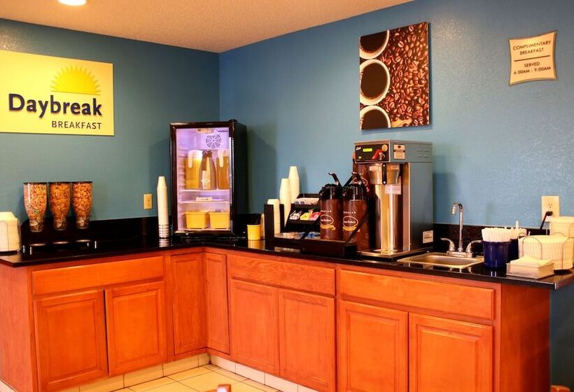 בית מלון כפרי Days Inn & Suites By Wyndham Bloomington/normal Il