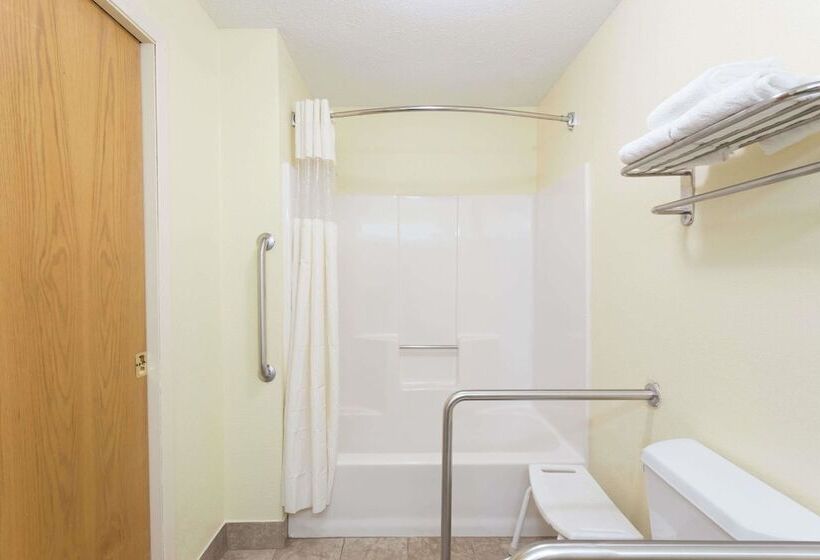 בית מלון כפרי Days Inn & Suites By Wyndham Bloomington/normal Il