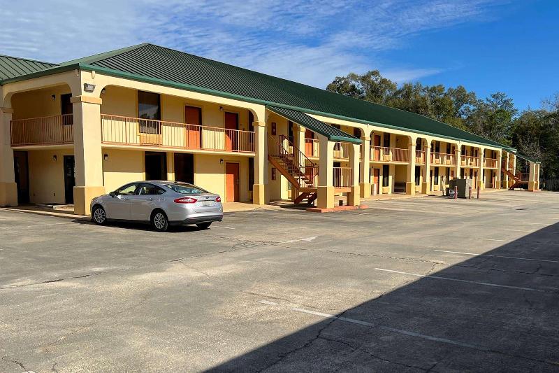 בית מלון כפרי Days Inn & Suites By Wyndham Brewton