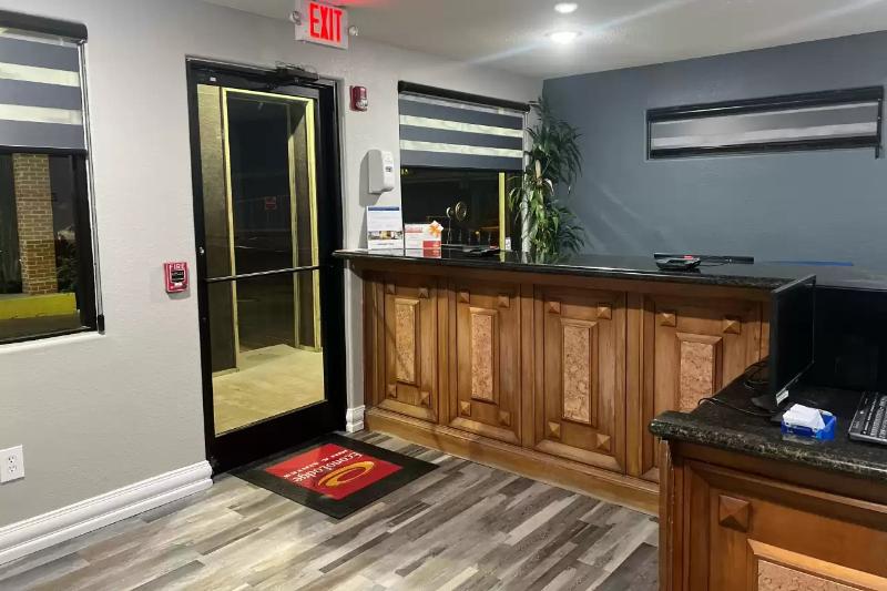 فندق Econo Lodge Inn & Suites