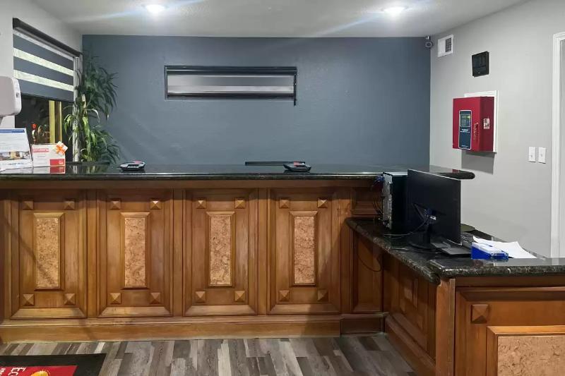 فندق Econo Lodge Inn & Suites