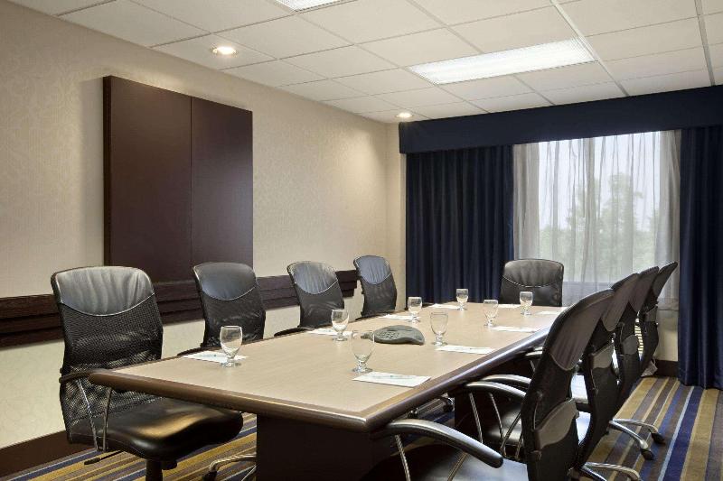 هتل Embassy Suites By Hilton St. Louis Airport