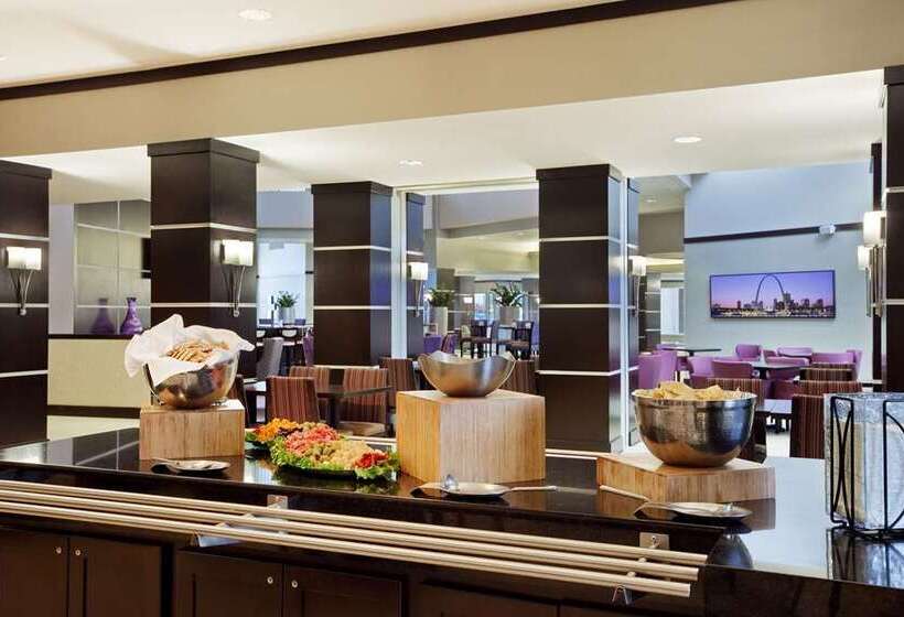 هتل Embassy Suites By Hilton St. Louis Airport