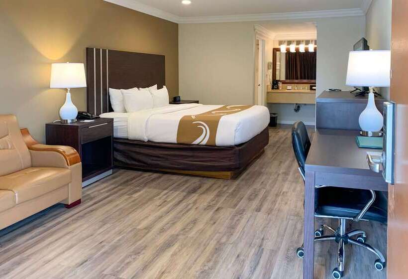 בית מלון כפרי Quality Inn Long Beach   Signal Hill